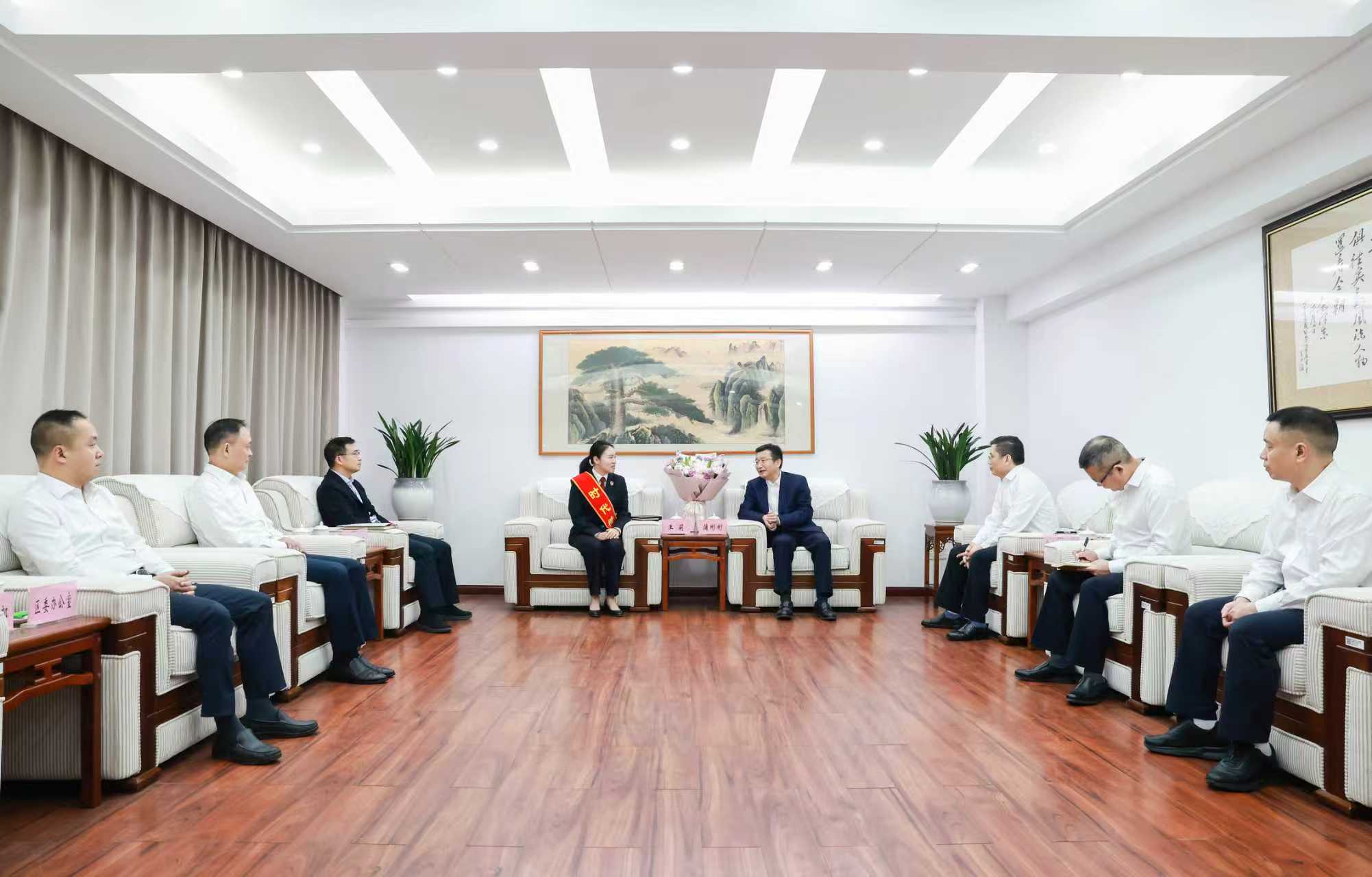 蒲彬彬杨宏看望“时代楷模”188体育
未成年人保护工作团队代表王莉