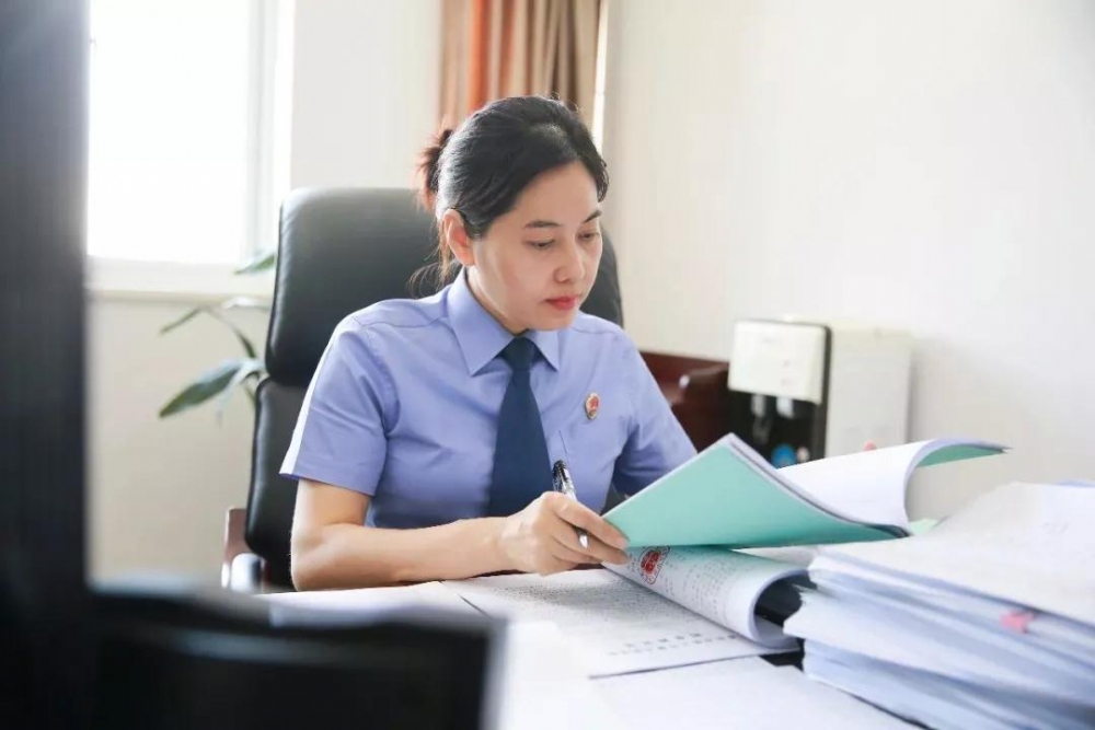 【弘扬英模精神】一位甘冒“职业风险”的驻狱检察官——记188体育(中国)官方网站
第五分院派驻重庆市女子监狱检察室主任柴冬梅