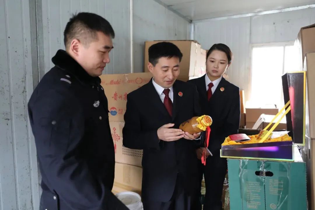 【重庆日报】九龙坡：顺藤摸瓜挖出假酒“物流网”快递公司强化收寄验视规程