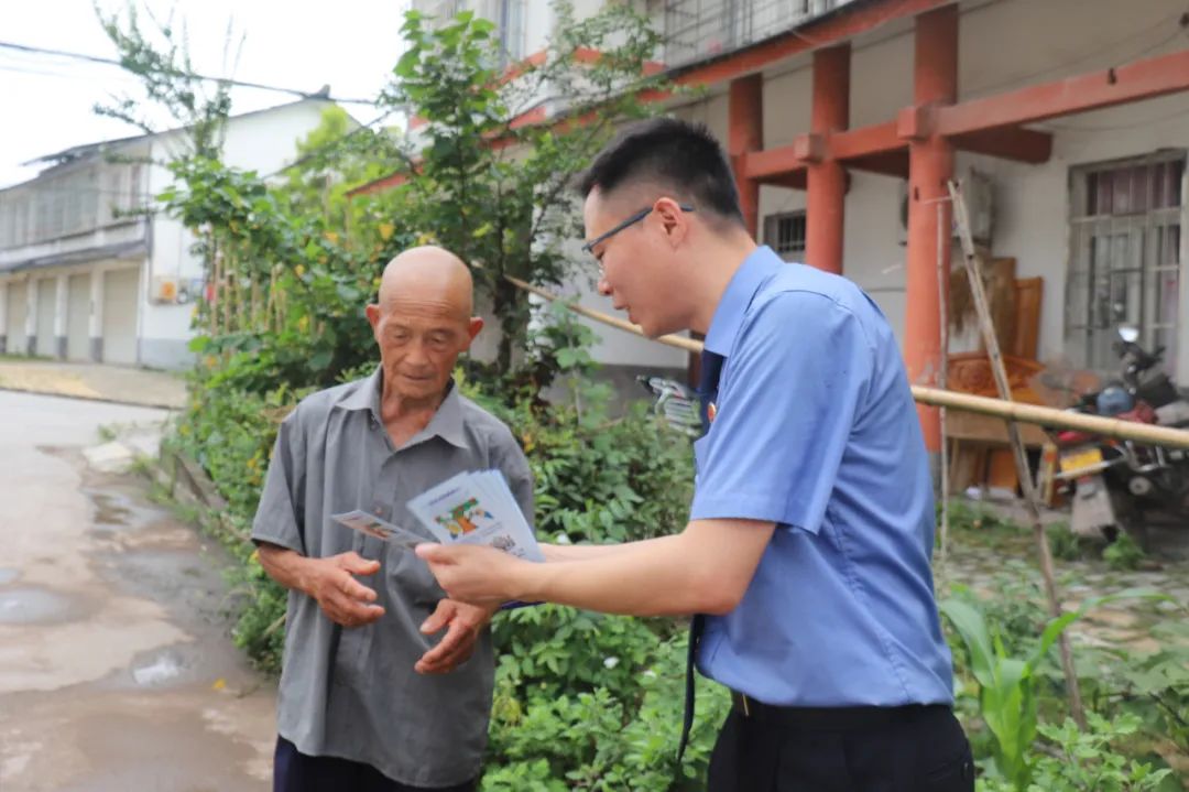 荣昌区检察院在古昌镇大青㭎村开展普法活动