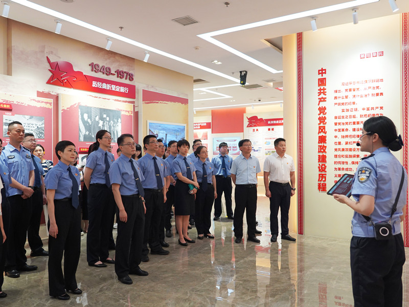 渝中区检察院召开2025年度第6次中心组（扩大）学习会暨党风廉政教育专题学习