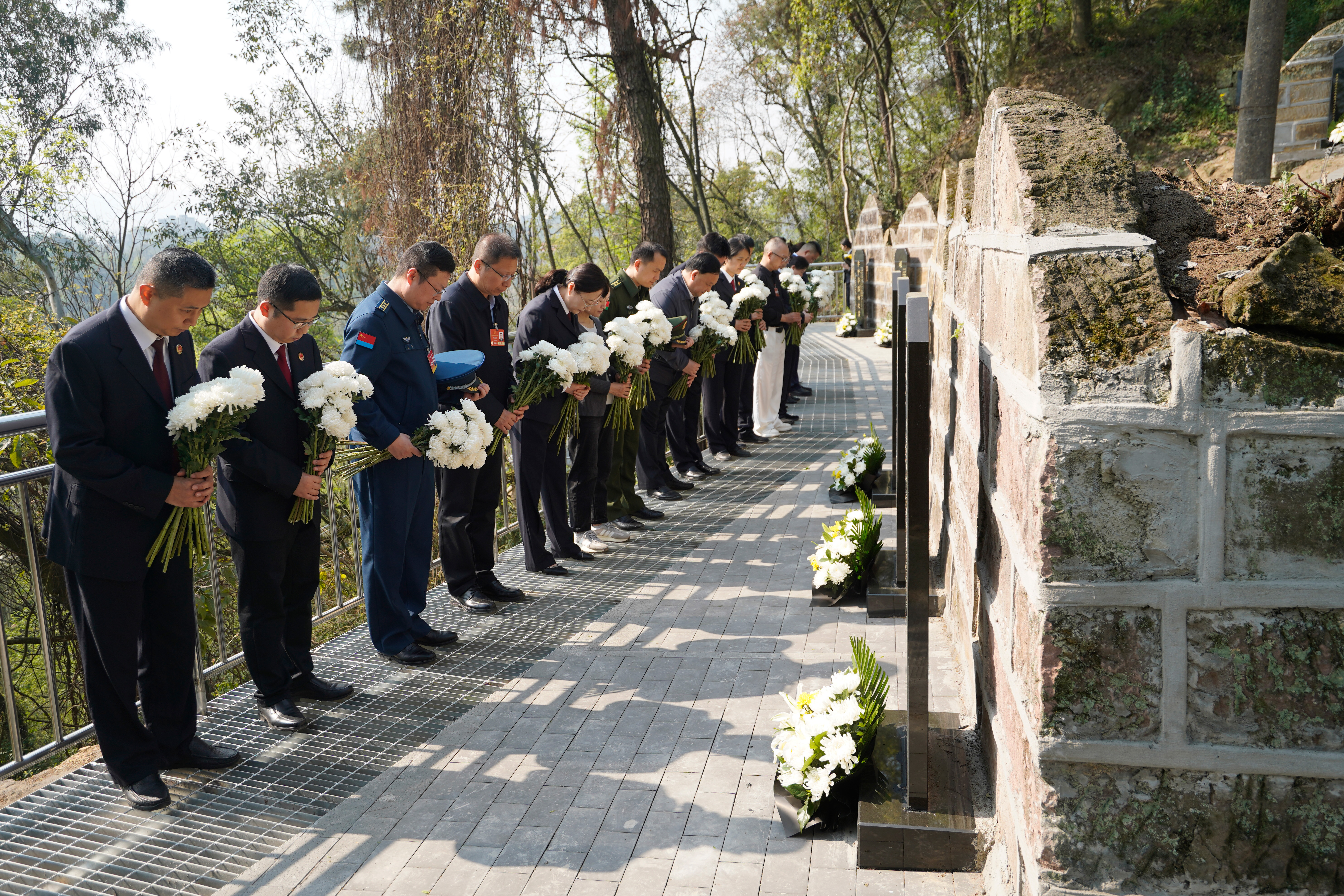 “隐身”山林五十余载的烈士墓群重现英烈荣光